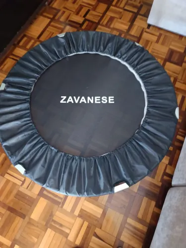 Trampolim Jump Zavanese preto. Diâmetro de 1m. Suporta 200kg.