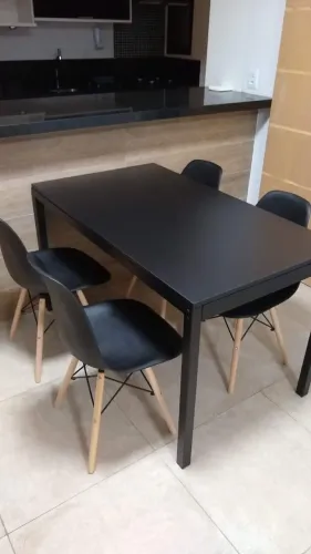 Mesa preta com 4 cadeiras
