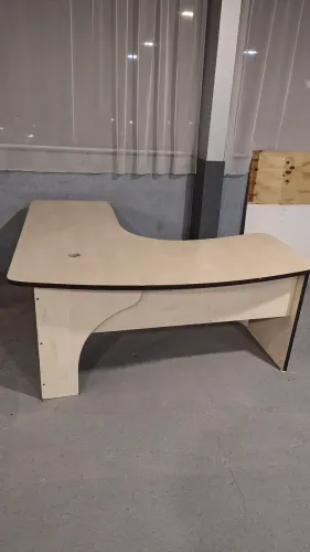 Mesa de escritório em L