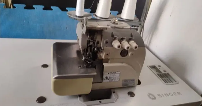 Máquina de Costura Overloque