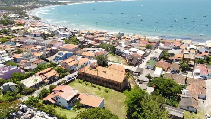 Hotel em área central de Garopaba com ampla área externa oferece oportunidade sem igual, p