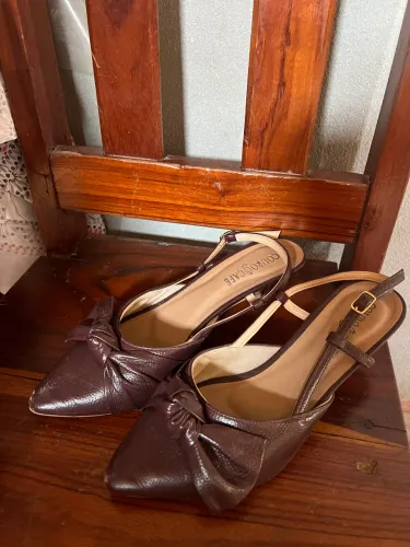 Sapato feminino na cor vinho com laço - Couro Café