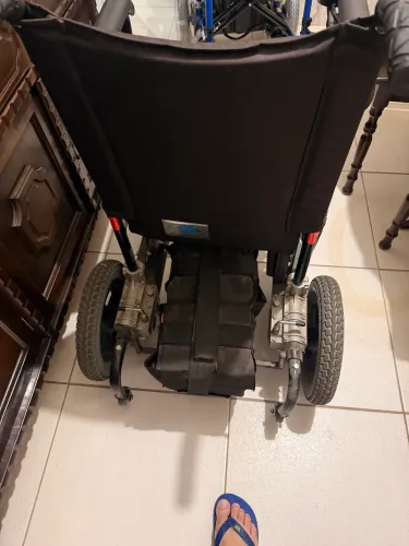 Vendo cadeira de rodas motorizada, bem conservada e com baterias em bom estado . 