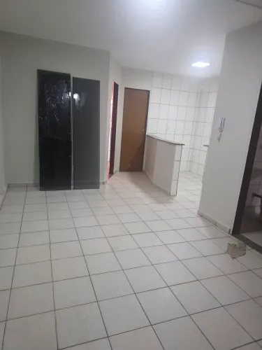 Alugo apartamento na QE 40, setor de oficinas.