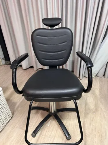 Vendo 2 cadeiras semi-novas preta para salão de beleza