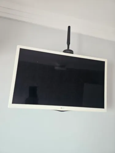 TV LG 24 polegadas digital com suporte articulado