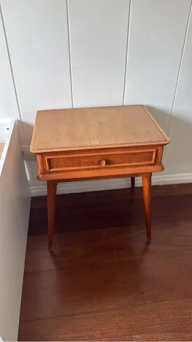 Mesa cabeceira pés palito vintage