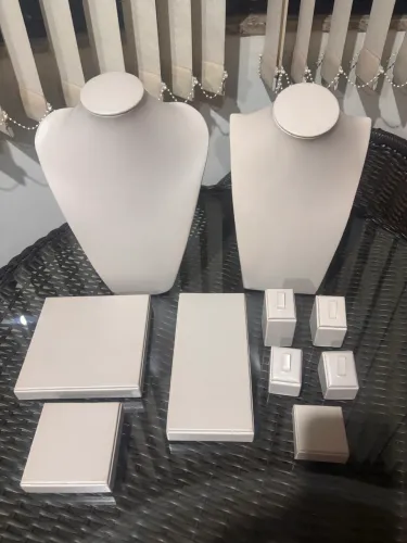 Lindo kit de expositor de semijoias em courino
