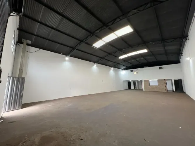 ALUGO Galpão 300m2, 03wc, Mezanino, Entrada Caminhao, Area Industrial, Frente para Av. Cos