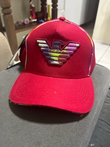 BONÉ DA MARCA ARMANI