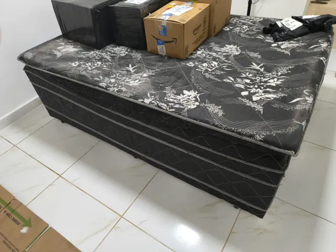 Cama Box, semi nova, em excelente estado