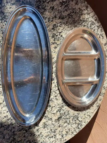 Duas travessas de inox grandes (50cm e 35cm)