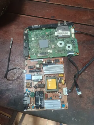 Placa principal (Motherboard)e laca da fonte de alimentação de um monitor tv Samsung