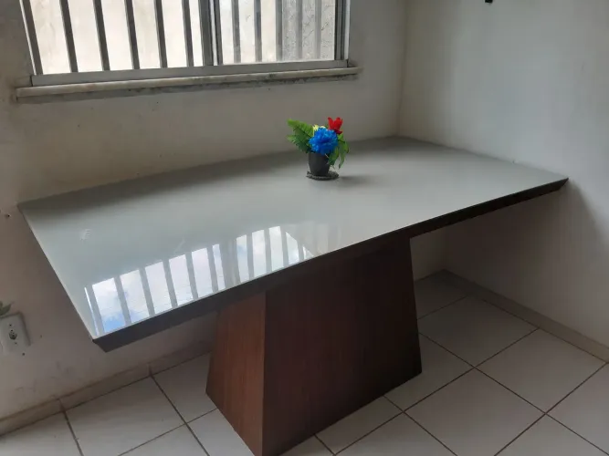 Vendo uma mesa de vidro sem cadeiras