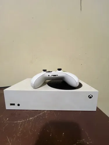 Vendo Xbox séries S usado