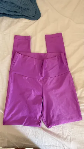 Calça legging lilás (canelado brilhoso)
