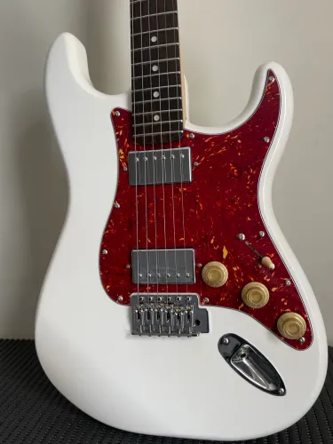 Guitarra Strato customizada HH Cruzer