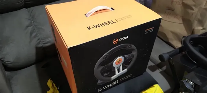 Volante e pedais K-Wheel seminovo na caixa.
