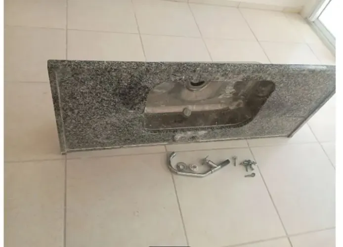 Pia de mármore com cuba de inox