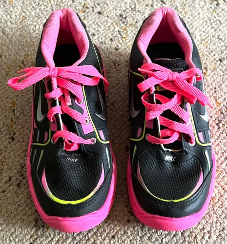 Tênis roller preto e rosa Nike tam 34