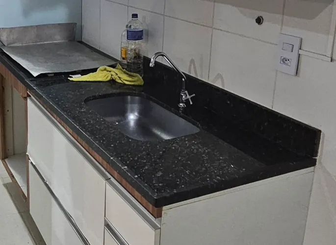 Pia de cozinha em granito e cuba em inox