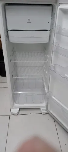 Vende uma geladeira semi nova