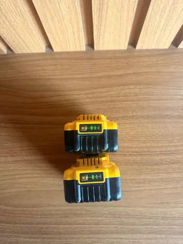 Duas baterias Dewalt 20v 5 amperes