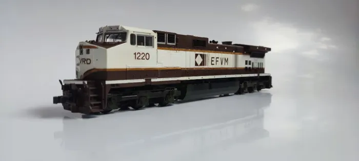 Locomotiva DASH9  EFVM HO KATO