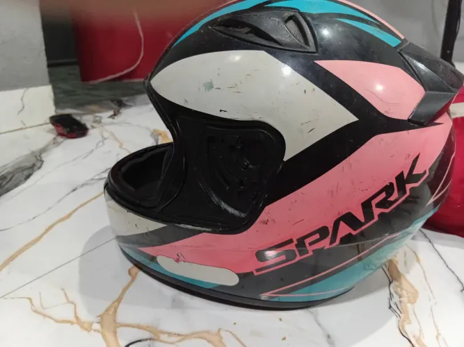 Capacete sem a viseira