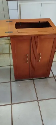 Gabinete de máquina de costura Vintage da Singer 