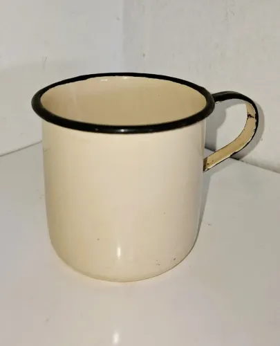 Antiga caneca esmaltada estilo ágata, vintage.