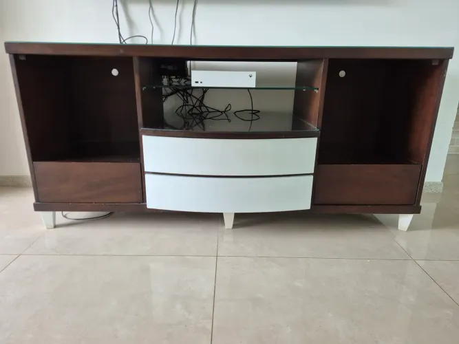 Estante espaçosa para sala de Tv
