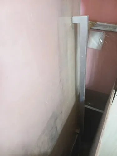 Porta de vidro pivotante com Puxador dos dois lador