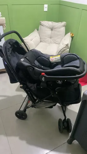 Carrinho de bebê com bebê conforto