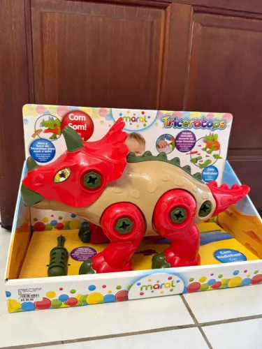 Triceratops desmontável com som 