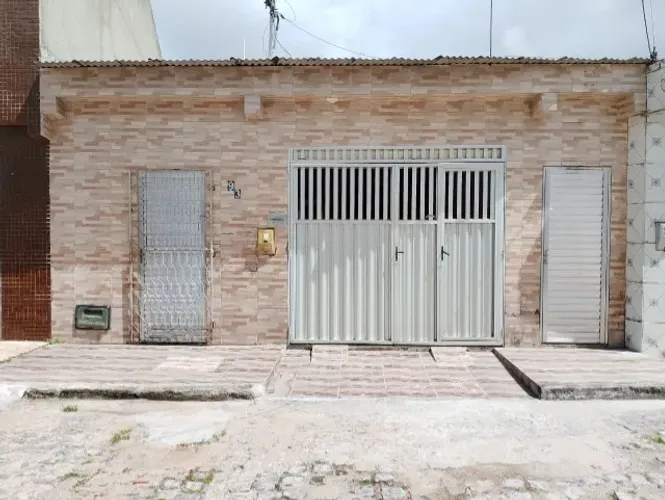 VENDO UMA CASA NO BAIRRO INDUSTRIAL PROX AO MIX MATEUS E ORLINHA E POSTO DE SAUDE