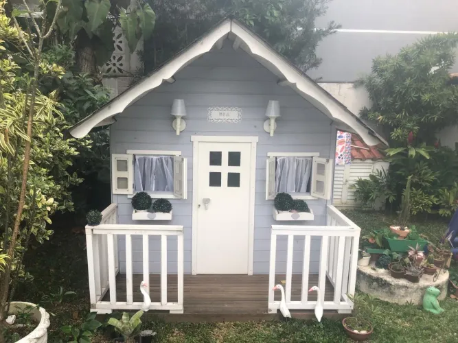 Vendo casinha de boneca, construída com madeira náutica.