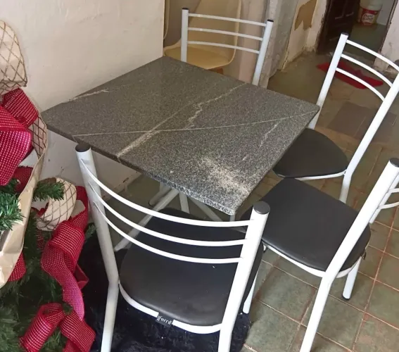 Mesa de Jantar em mármore com 4 cadeiras