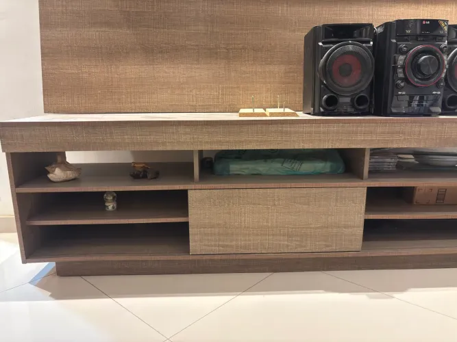     Painel para TV com Rack Amadeirado em Ótimo Estado