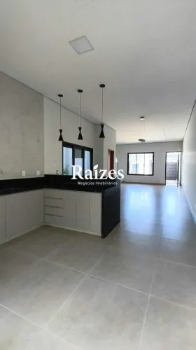 Casa Sobrado com 3 quartos sendo 1 suíte no Bairro Grand Ville em Uberlândia