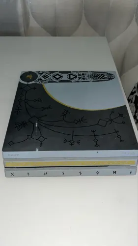 PlayStation 4 PRO (Edição Limitada God of War 2018) - Inclui Jogos e cabos