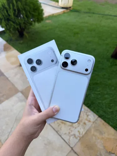 iPhone 17 pro Max Silver 