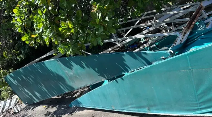 Estrutura de toldo em bom estado, medindo 2,50m x 4,70m. Temos outros tamanhos. Ideal par