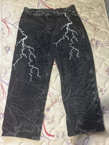 Calça estilosa com raios praticamente nova e sem uso