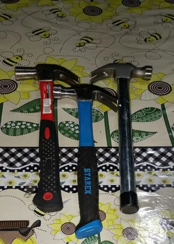 Vende-se três martelos por 100,00 os três