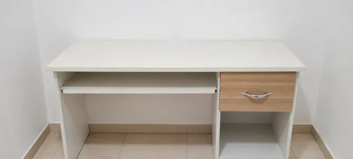 Mesa de computador branca