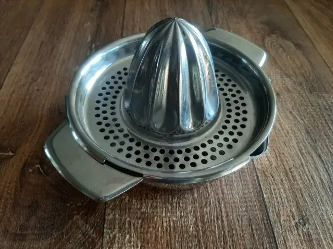 ESPREMEDOR DE FRUTAS (LARANJA -LIMÃO) MANUAL EM AÇO INOX (INOX TRAMONTINA)