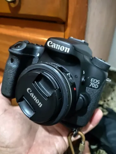 Canon 70D + lente Canon 40mm  + 2 baterias + 1 alça + carregador + 1 cartão sd