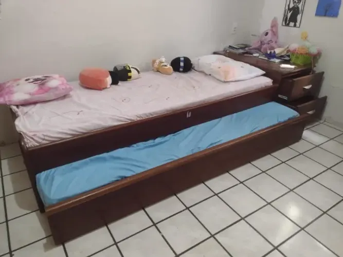 Beliche com cama auxiliar (treliche) e gaveteiro, em madeira de lei (usada)