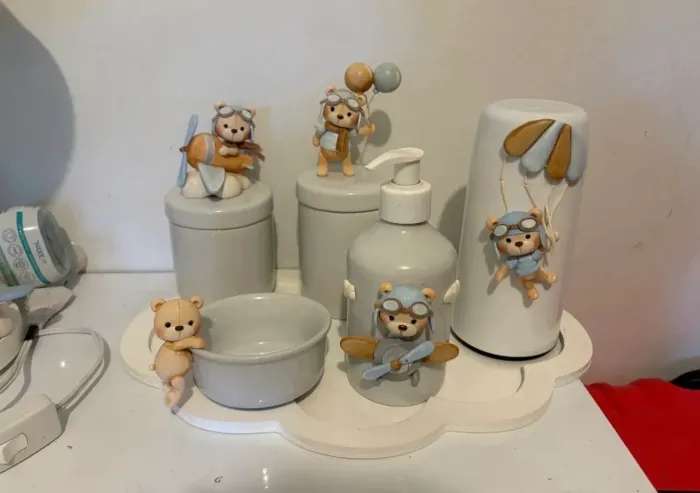 Kit higiene bebê em porcelana e biscuit